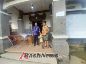 Babinsa Bantu Pemdes Salurkan PMT kepada Balita untuk Peningkatan Gizi