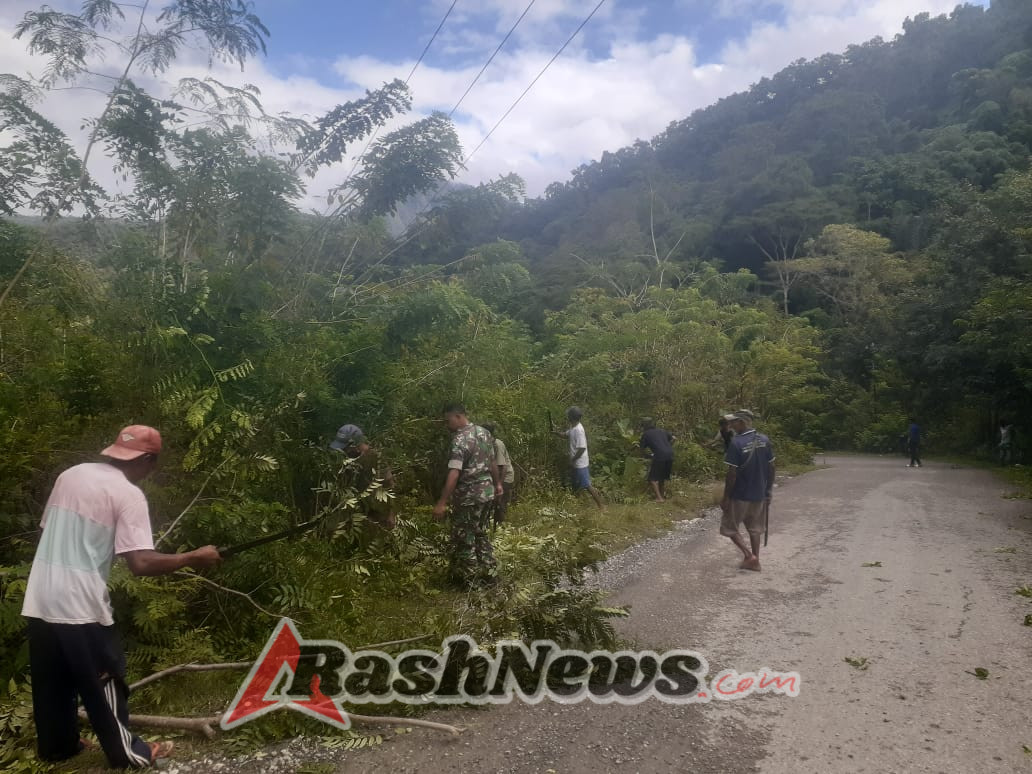 Wujudkan Gotong Royong, Babinsa Serda Seldis Nautani Bersama Warga Haulasi Laksanakan Kerja Bakti