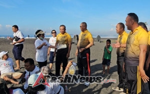 Bangun Keakraban dan Sinergi, Kapolsek Dentim Sapa Lansia di Pantai Biaung