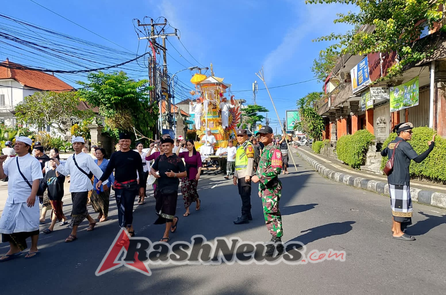 Babinsa Pelda Heru Prasetyo Amankan Upacara Ngaben untuk Keamanan Masyarakat