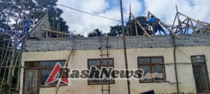 Babinsa Bantu Kerja Bakti Pemasangan Kap Kayu di Kantor Desa Bersama Warga