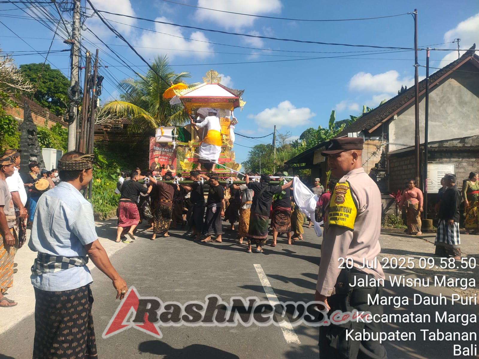 Bhabinkamtibmas Desa Marga Dauh Puri Pengaturan Lalin Dan Pengamanan Upacara Ngaben