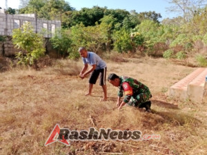 Wujud Kepedulian Kepada Warga Babinsa Bantu  Bersihkan Halaman Rumah