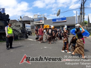 Polri Hadir Untuk Masyarakat, Personil Polsek Pupuan Laksanakan Pengamanan Kegiatan Upacara Adat