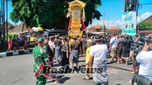 Sinergi Babinsa, Bhabinkamtibmas, dan Pecalang Jaga Upacara Adat Tetap Tertib