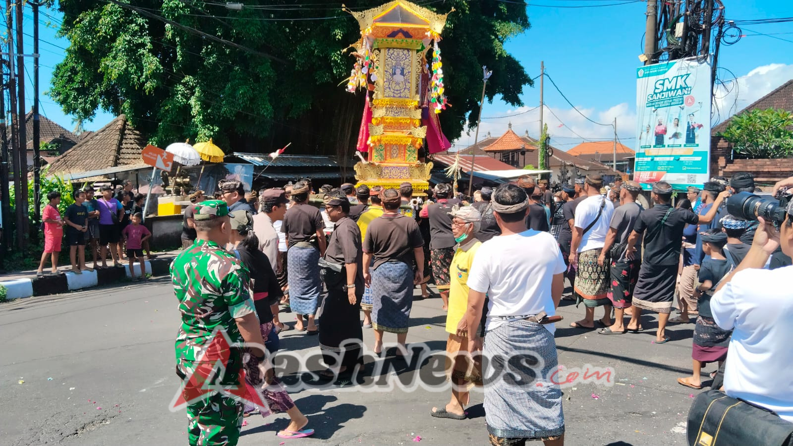 Sinergi Babinsa, Bhabinkamtibmas, dan Pecalang Jaga Upacara Adat Tetap Tertib