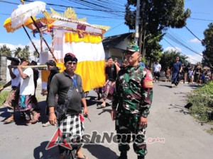 Babinsa Koramil 1616-02 Pastikan Pengamanan Ngaben Massal di Desa Mas Berjalan Lancar