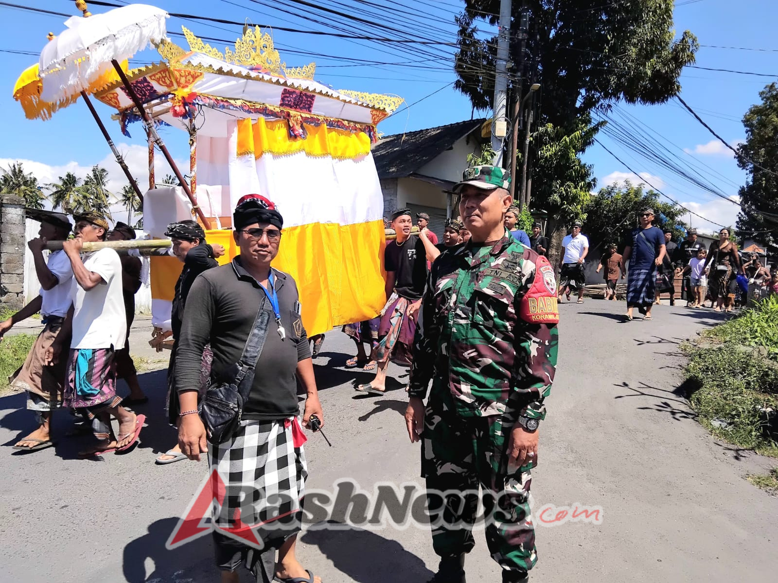 Babinsa Koramil 1616-02 Pastikan Pengamanan Ngaben Massal di Desa Mas Berjalan Lancar