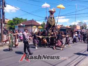 Hadirkan Rasa Aman, Babinsa dan Bhabinkamtibmas Kawal Prosesi Ngaben di Wilayah Ubud