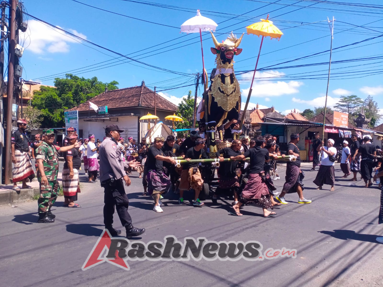 Hadirkan Rasa Aman, Babinsa dan Bhabinkamtibmas Kawal Prosesi Ngaben di Wilayah Ubud