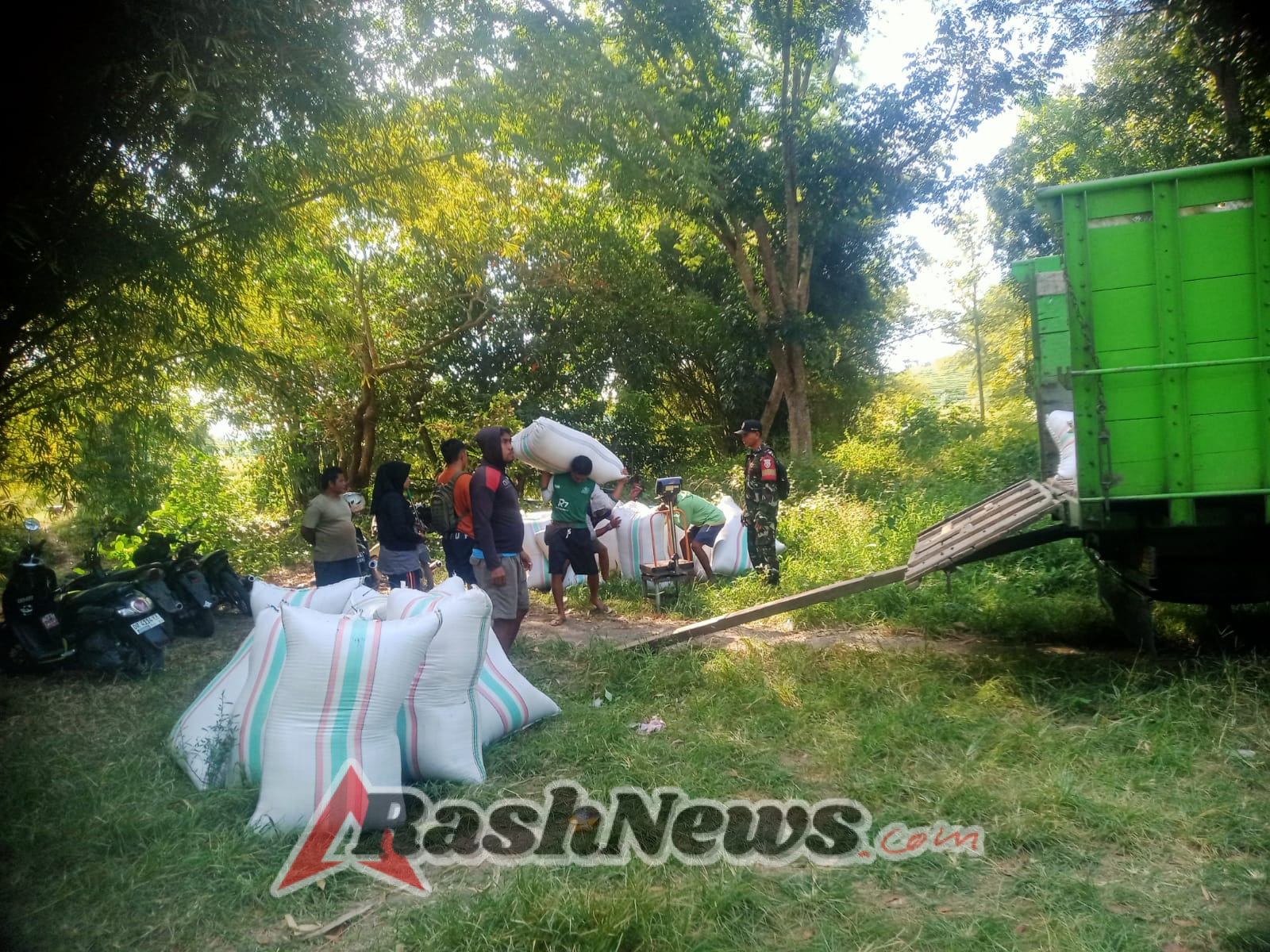 Babinsa Koramil 1614-01 Dompu dan Petani Bersinergi Jaga Ketahanan Pangan