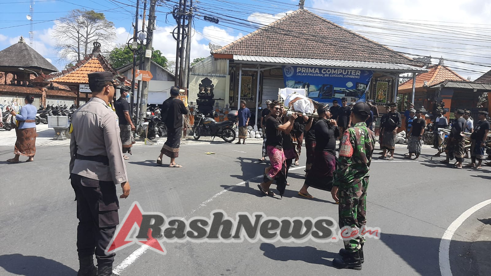 Tegas dan Humanis, Babinsa Ketewel Jaga Ketertiban Ngaben Massal 28 Sawo