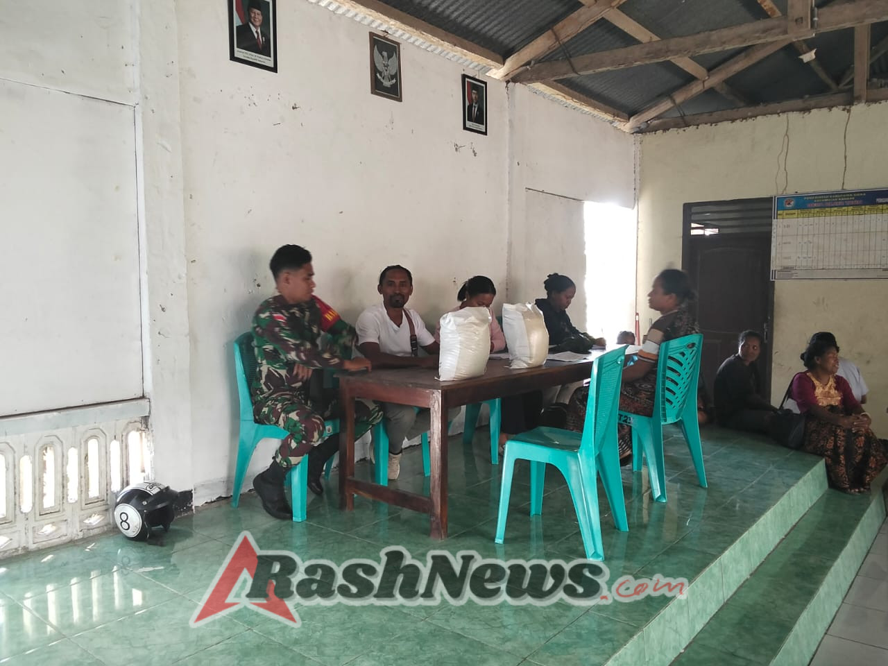 Distribusi Beras Bulog Berjalan Lancar, Babinsa Harap Ekonomi Masyarakat Terpenuhi.