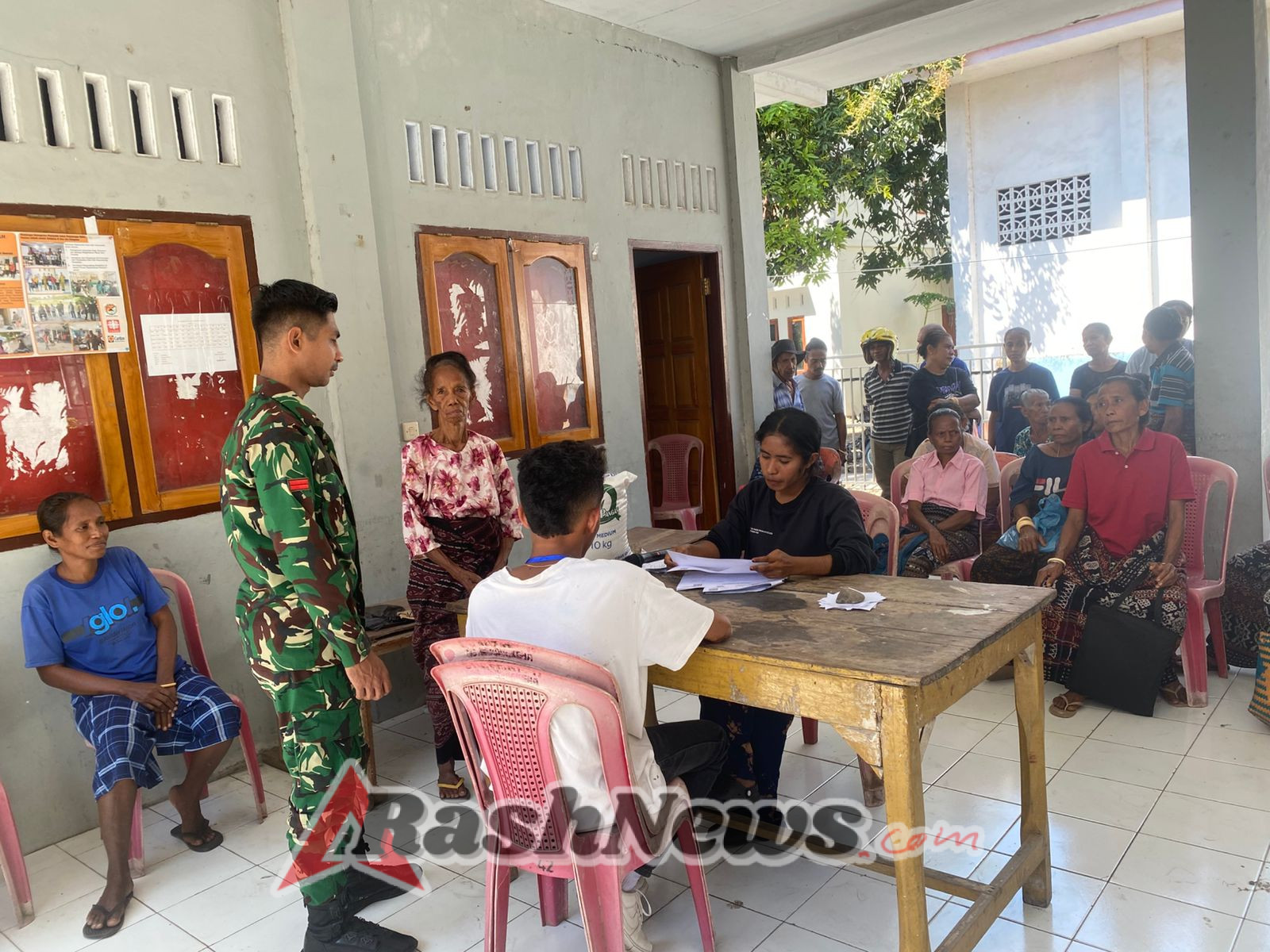 Babinsa Koramil 1603-04/Kewapante Pastikan Bantuan Beras Bulog Berjalan Lancar.