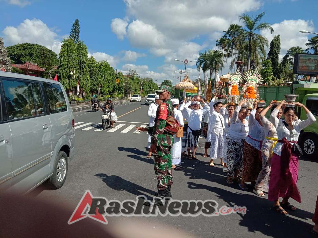 Babinsa Semarapura Kangin Bersinergi Sukseskan Melasti, Beri pengawalan Ekstra