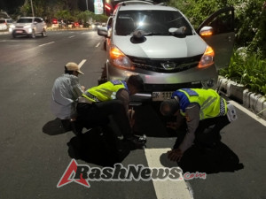 Aksi Sigap Polisi: Bantu Warga yang Ban Mobilnya Kempes di Jalan Airport Ngurah Rai