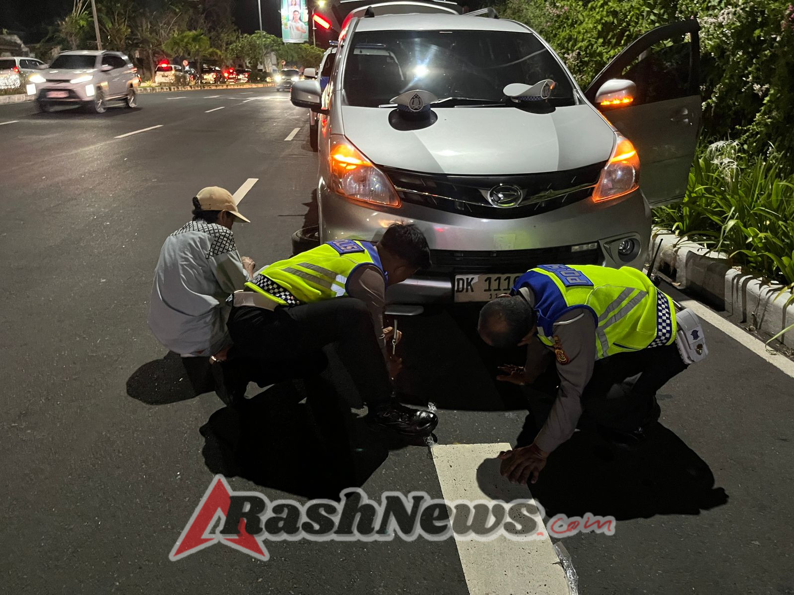 Aksi Sigap Polisi: Bantu Warga yang Ban Mobilnya Kempes di Jalan Airport Ngurah Rai