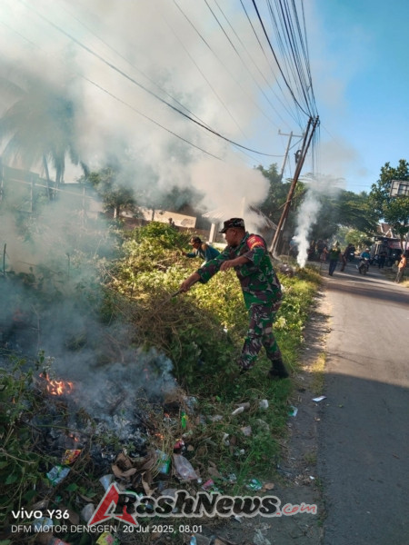 Bersama Warga, Babinsa Denggen Gelar Gotong Royong di Sepanjang Jalan Utama Kelurahan