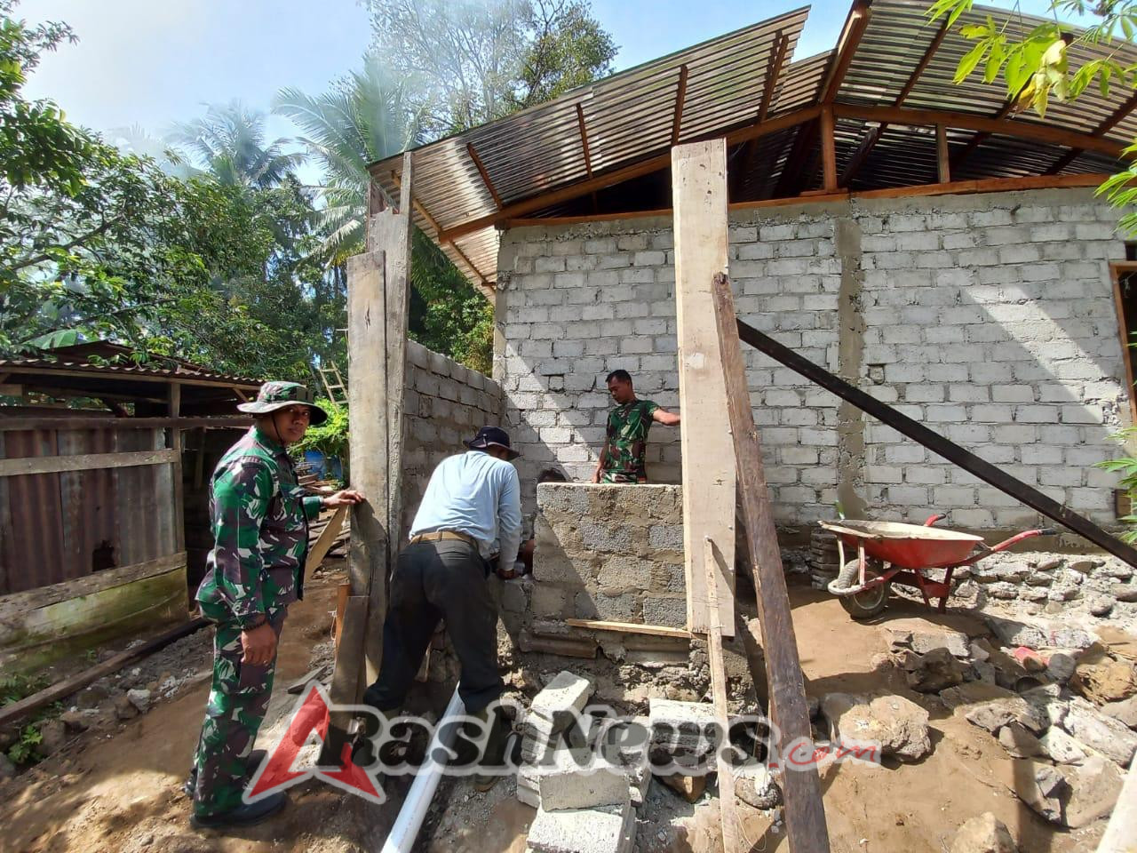 RTLH Hampir Rampung, Satgas TMMD Kebut Pembuatan Kamar Mandi