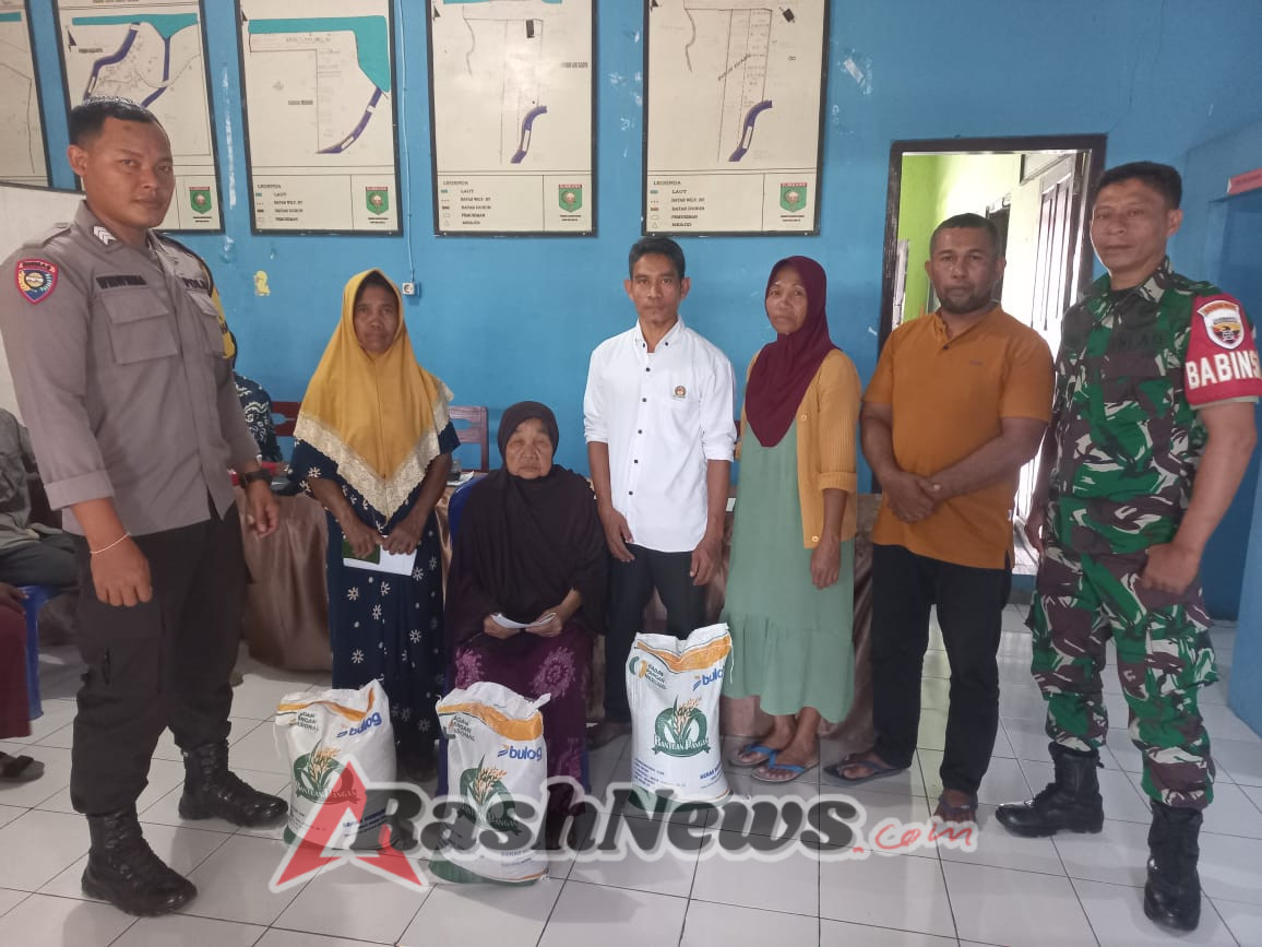 Babinsa Luk Dampingi Distribusi Beras Pangan Nasional