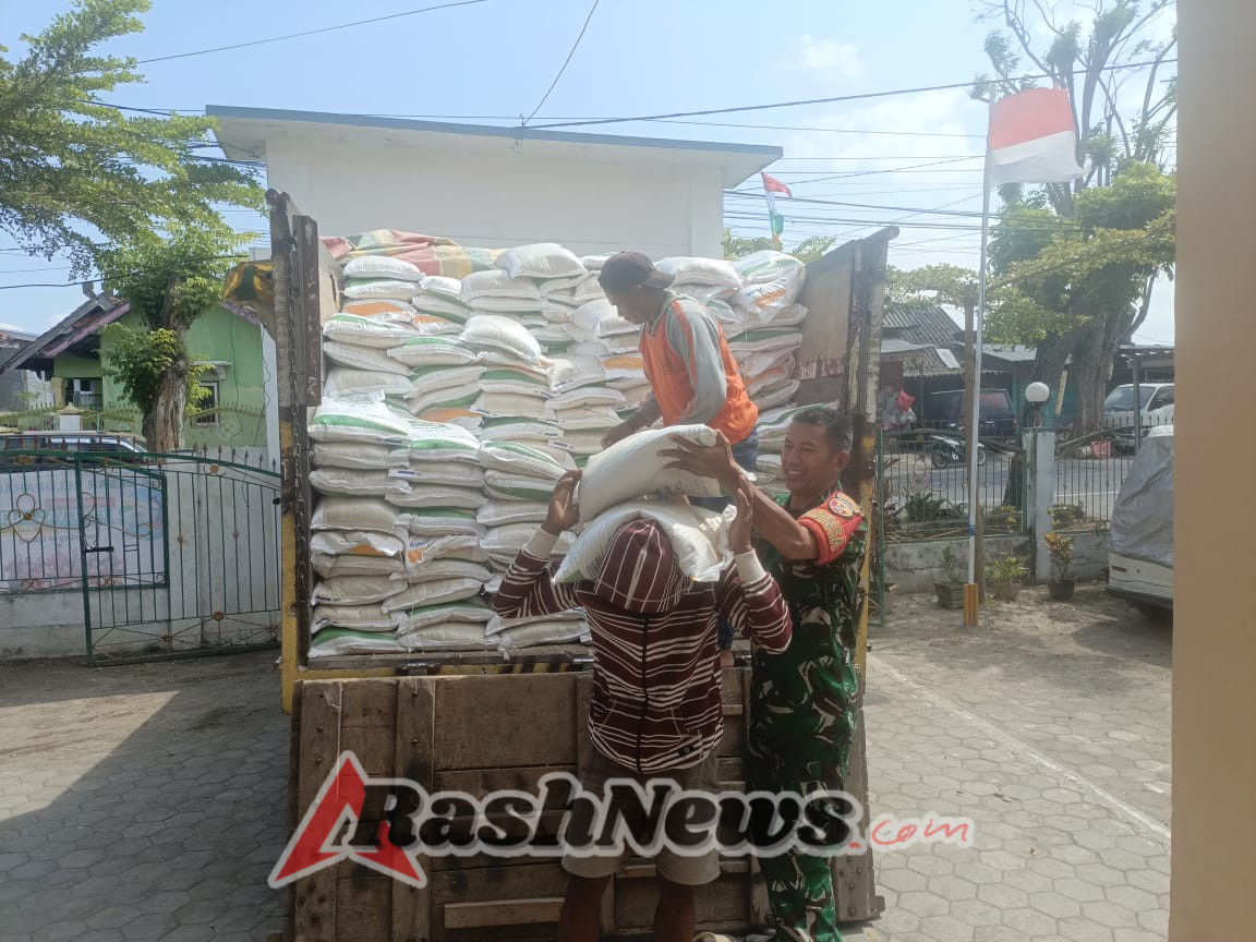 Bersama Warga, Babinsa Dorotangga Amankan Penyaluran Bantuan Beras