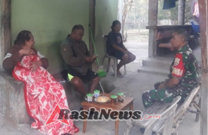 Babinsa Koramil 1618-06/Bian Laksanakan Komsos di Desa Oemanu, Berikan Edukasi Kesehatan dan Imbauan Kebersihan Lingkungan