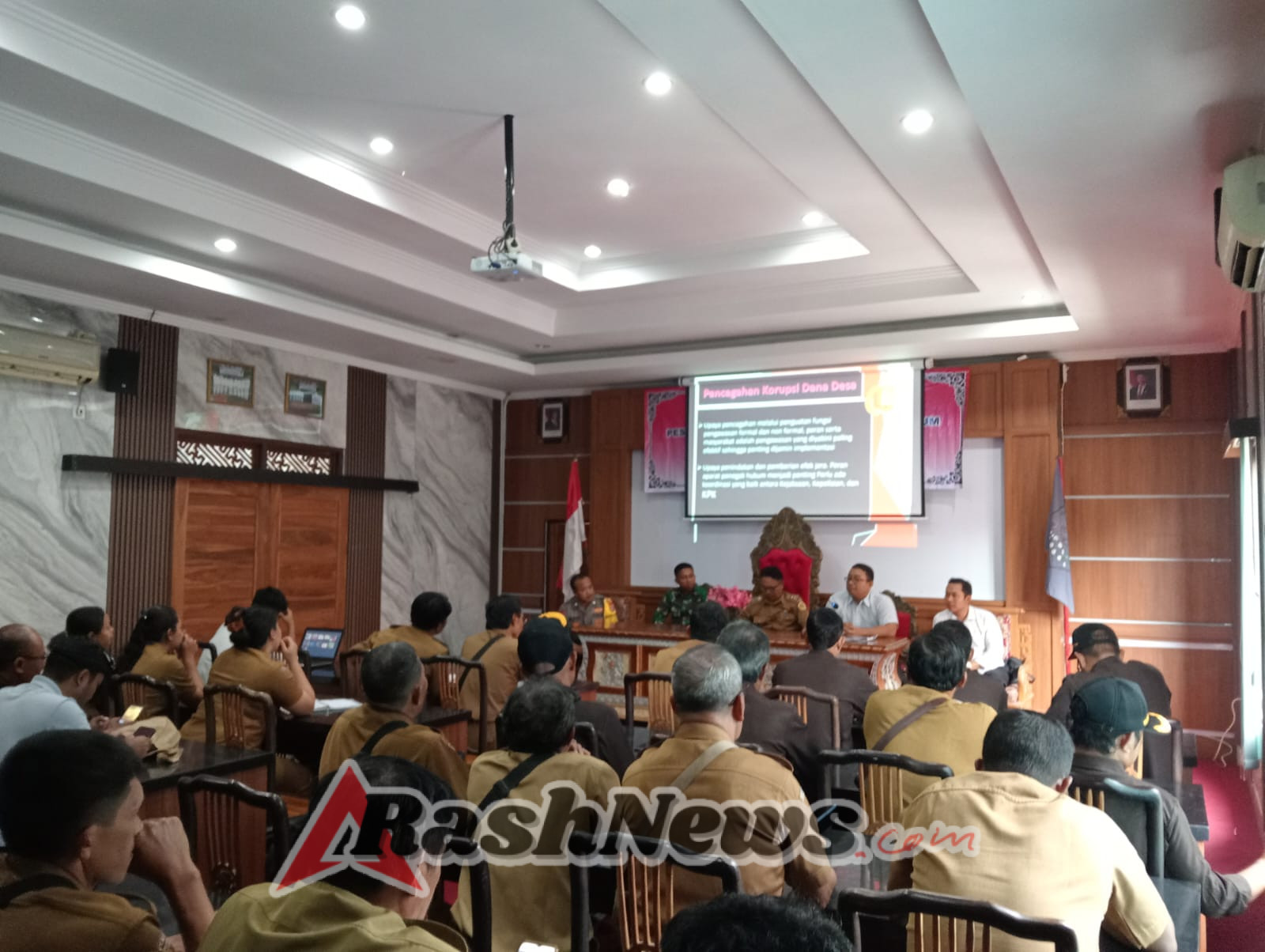Babinsa dan Bhabinkamtibmas Bersinergi dalam Penyuluhan Antikorupsi di Desa Bukian