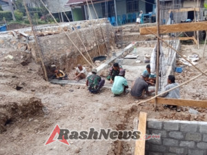 Babinsa Serda Mursal Suryadi Bersama Warga Bangun Rumah Warga Binaan di Tuamese