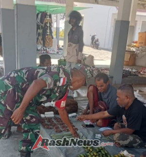 Stabilkan Harga Sembako, Babinsa Koramil 1618-03/Insut Sertu Albino Leki Jalin Komunikasi dengan Pedagang