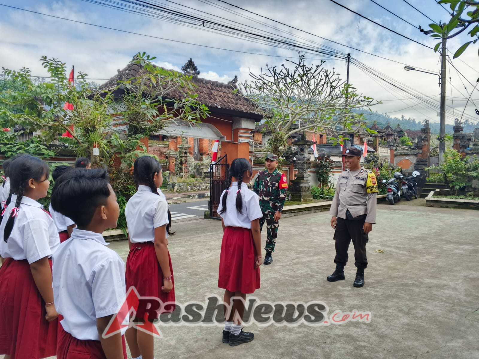 Hari Pertama Masuk Sekolah, Babinsa Selisihan Harap Jadi Awal Tercapainya Cita-Cita