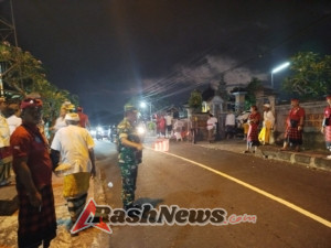 Babinsa Klungkung Amankan Persembahyangan di Pura Batu Lepang Bersama Bhabinkamtibmas dan Pecalang
