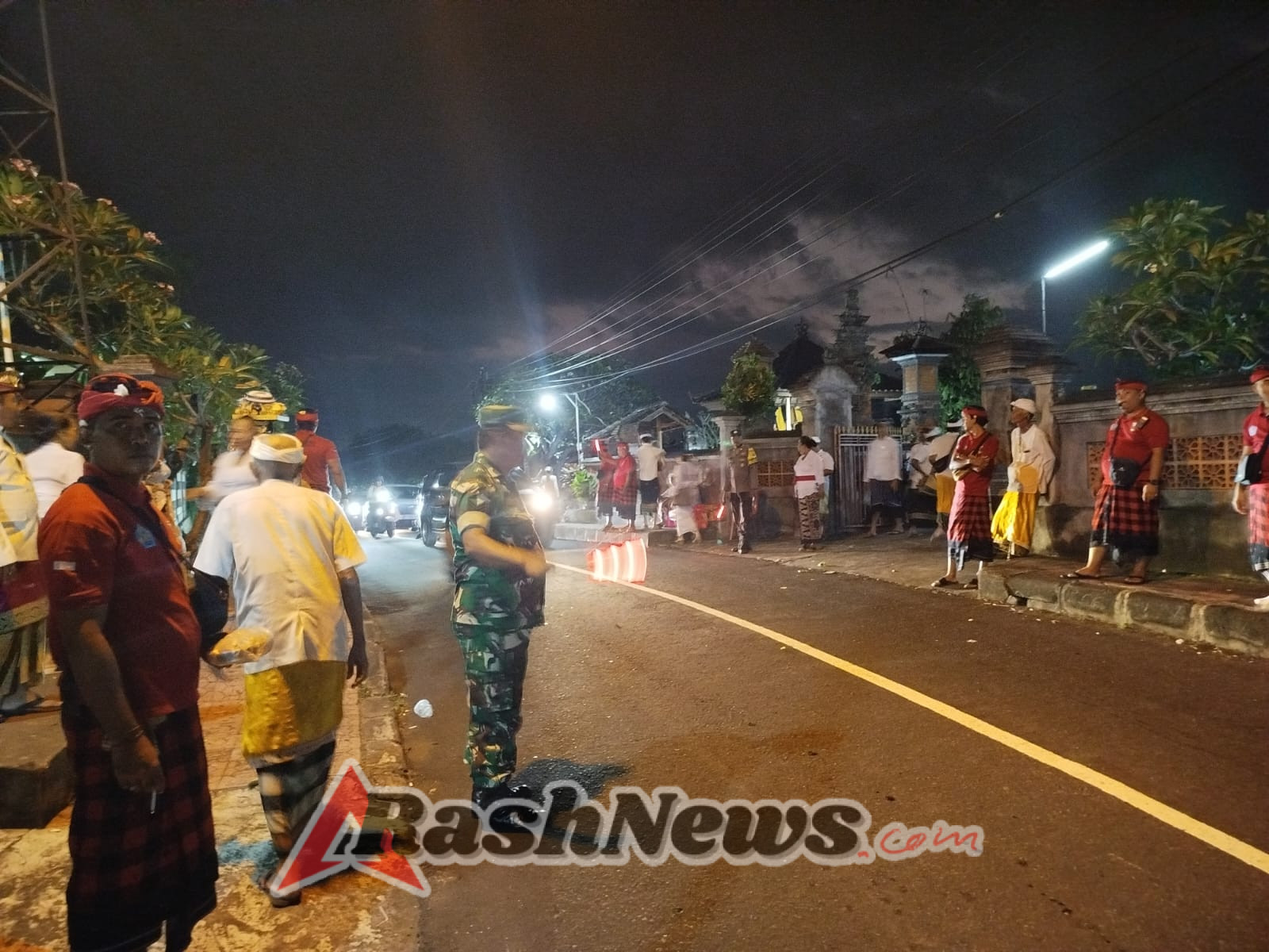 Babinsa Klungkung Amankan Persembahyangan di Pura Batu Lepang Bersama Bhabinkamtibmas dan Pecalang