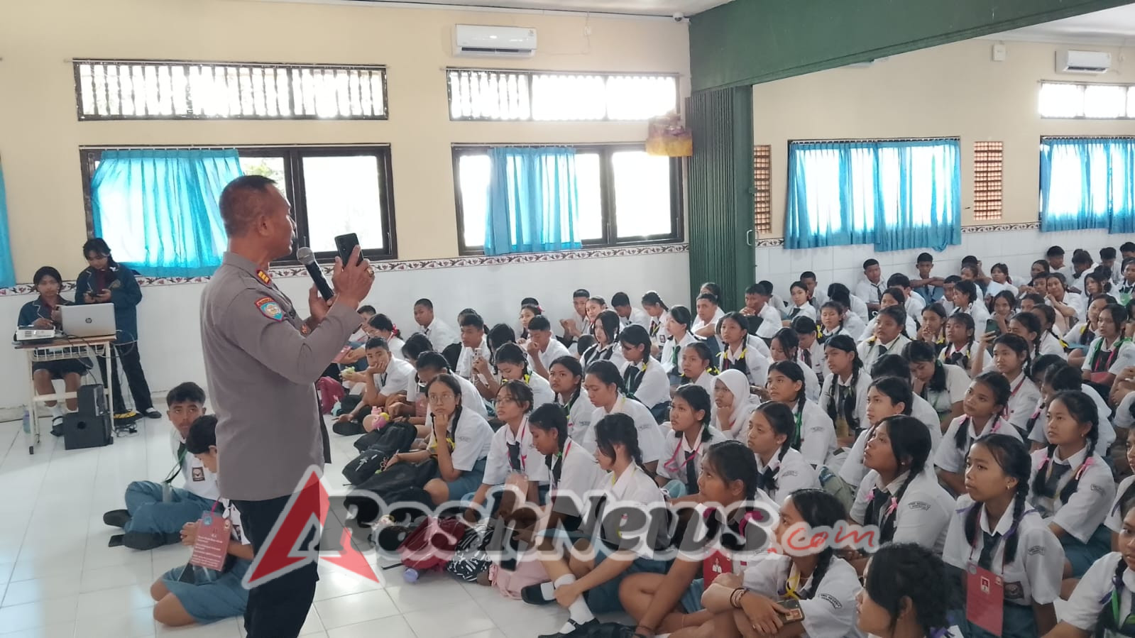 Cegah Perilaku Menyimpang, Kanit Binmas Polsek Dentim Beri Penyuluhan saat MPLS di SMKN 4 Denpasar