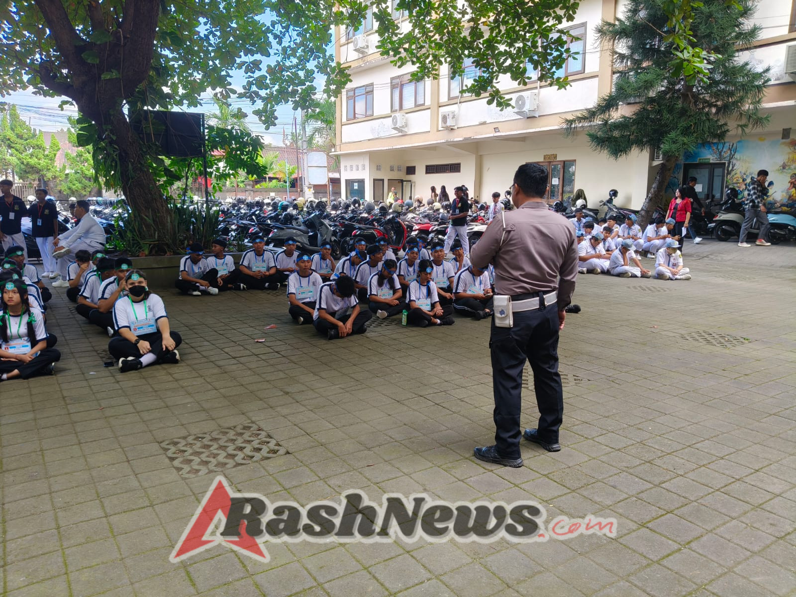 Unit Lalu Lintas Polsek Dentim Beri Edukasi Keselamatan Berlalu Lintas kepada Siswa SMK Saraswati 2