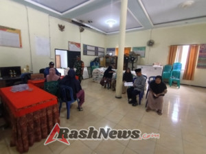 Babinsa Rempe Pastikan Penyaluran Beras Bantuan Pemerintah Tepat Sasaran