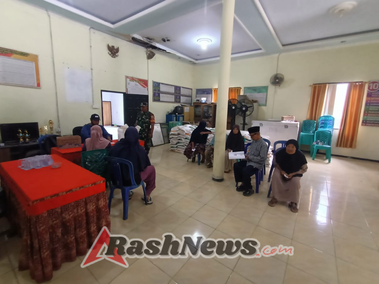 Babinsa Rempe Pastikan Penyaluran Beras Bantuan Pemerintah Tepat Sasaran