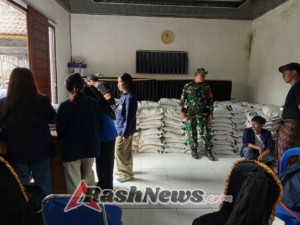 Babinsa Desa Duda Utara Bersama Bhabinkamtibmas Pantau Pendistribusian Bantuan Beras CPP