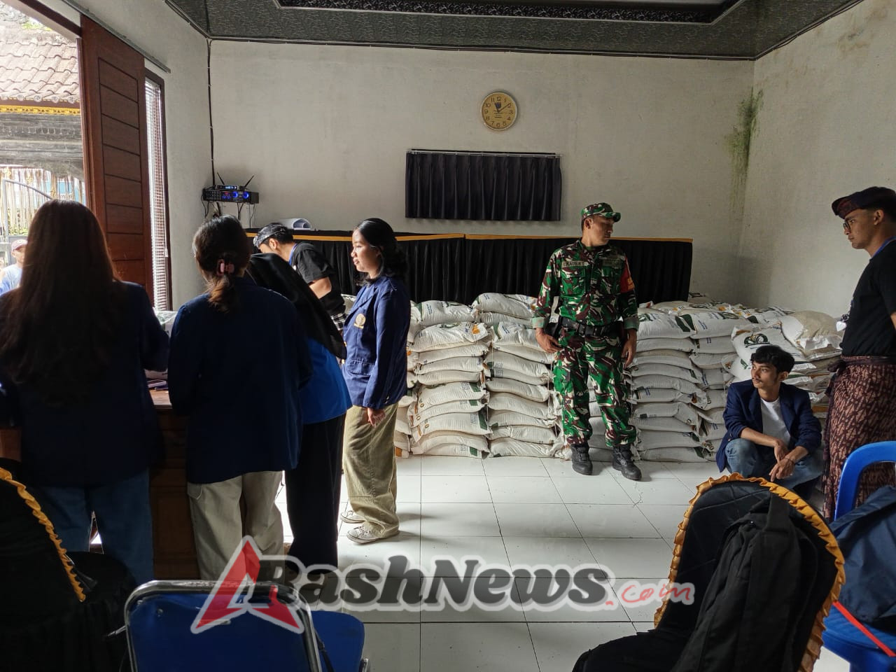 Babinsa Desa Duda Utara Bersama Bhabinkamtibmas Pantau Pendistribusian Bantuan Beras CPP