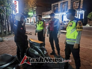 Denpasar – Dalam rangka menjaga stabilitas keamanan dan ketertiban masyarakat (Kamtibmas), Polsek Denpasar Selatan menggelar kegiatan Kepolisian Rutin Yang Ditingkatkan (KRYD) pada Senin malam (21/7/2025),  Kegiatan ini dipimpin oleh Perwira Pengawas (Pawas) Iptu Gusti Made Dedek Yudistira, S.H., M.M. dan Perwira Pengendali (Padal) Ipda I Dewa Gede Agung Eka Wirawan, dengan melibatkan lima personel gabungan.  Adapun sasaran patroli meliputi wilayah-wilayah rawan tindak kriminalitas di antaranya Jalan Raya Sesetan, Jalan Diponegoro, Jalan Raya Serangan, Jalan Bypass Ngurah Rai, Jalan Danau Tamblingan, dan Jalan Danau Poso, serta kawasan pertokoan, restoran, hotel, ATM, dan pemukiman warga.  Patroli ini bertujuan untuk mengantisipasi kejahatan jalanan, pencurian kendaraan bermotor (curanmor),  penggunaan knalpot tidak standar (bising), hingga aksi trek-trekan oleh kelompok pemuda.  Selama patroli, petugas juga memberikan imbauan Kamtibmas kepada masyarakat untuk tetap waspada dan memperhatikan keamanan kendaraan saat parkir, seperti kunci stang dan tidak meninggalkan kunci masih nyantol di kendaraan saat di tinggalkan.  Kapolsek Denpasar Selatan, AKP Agus Adi Apriyoga, S.I.K., M.H., menyampaikan bahwa patroli KRYD ini merupakan upaya preventif dalam menekan angka kriminalitas dan menciptakan rasa aman di tengah masyarakat. “Kegiatan berjalan aman, tertib, dan lancar tanpa ditemukan gangguan Kamtibmas,” tegasnya.  Dan sampai kegiatan patroli berakhir Patroli berakhir situasi wilayah hukum Polsek Denpasar Selatan dalam keadaan kondusif.