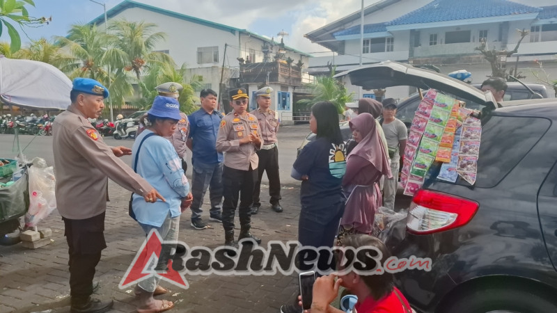 Kapolsek Benoa Sambangi Komunitas Pedagang Keliling di Pelabuhan Benoa.