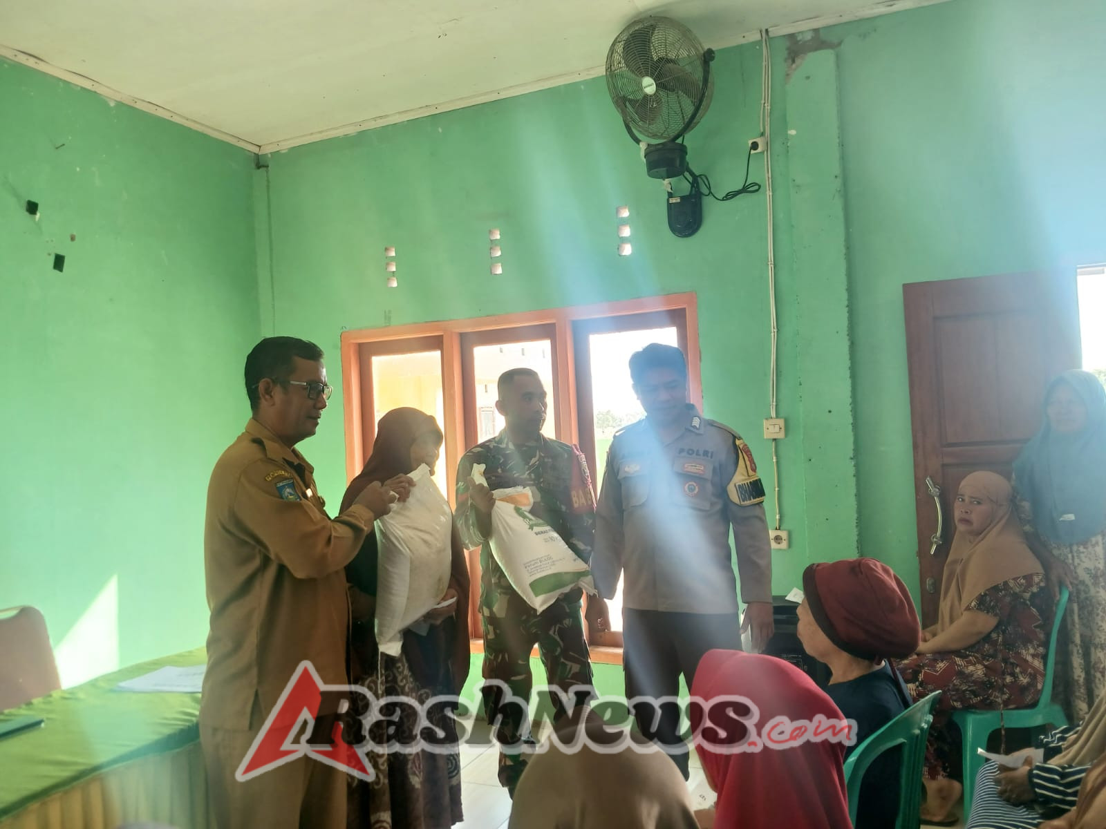 Pendampingan Babinsa Desa Kiantar dalam Distribusi Beras Ketahanan Pangan