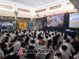 Kasat Lantas Polres Bandara Edukasi Pelajar Soal Tertib Berlalu Lintas Saat MPLS