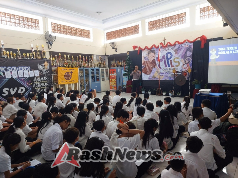 Kasat Lantas Polres Bandara Edukasi Pelajar Soal Tertib Berlalu Lintas Saat MPLS