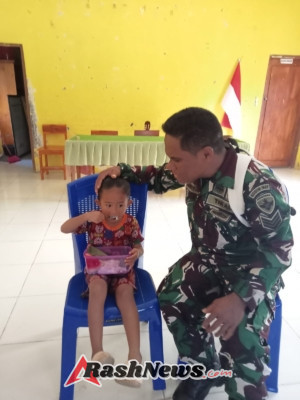 Peduli Stunting, Babinsa Rote Ndao Aktif Dampingi Kegiatan Pemberian Makanan Tambahan