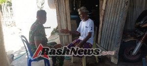 Komunikasi Sosial Babinsa di Rumah Bapak Petrus Lodoh Bangun Keakraban dengan Warga