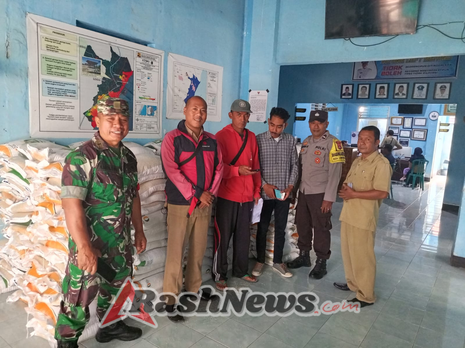 Dukung Ketahanan Sosial, Babinsa dan Bhabinkamtibmas Dampingi Penyaluran Bansos