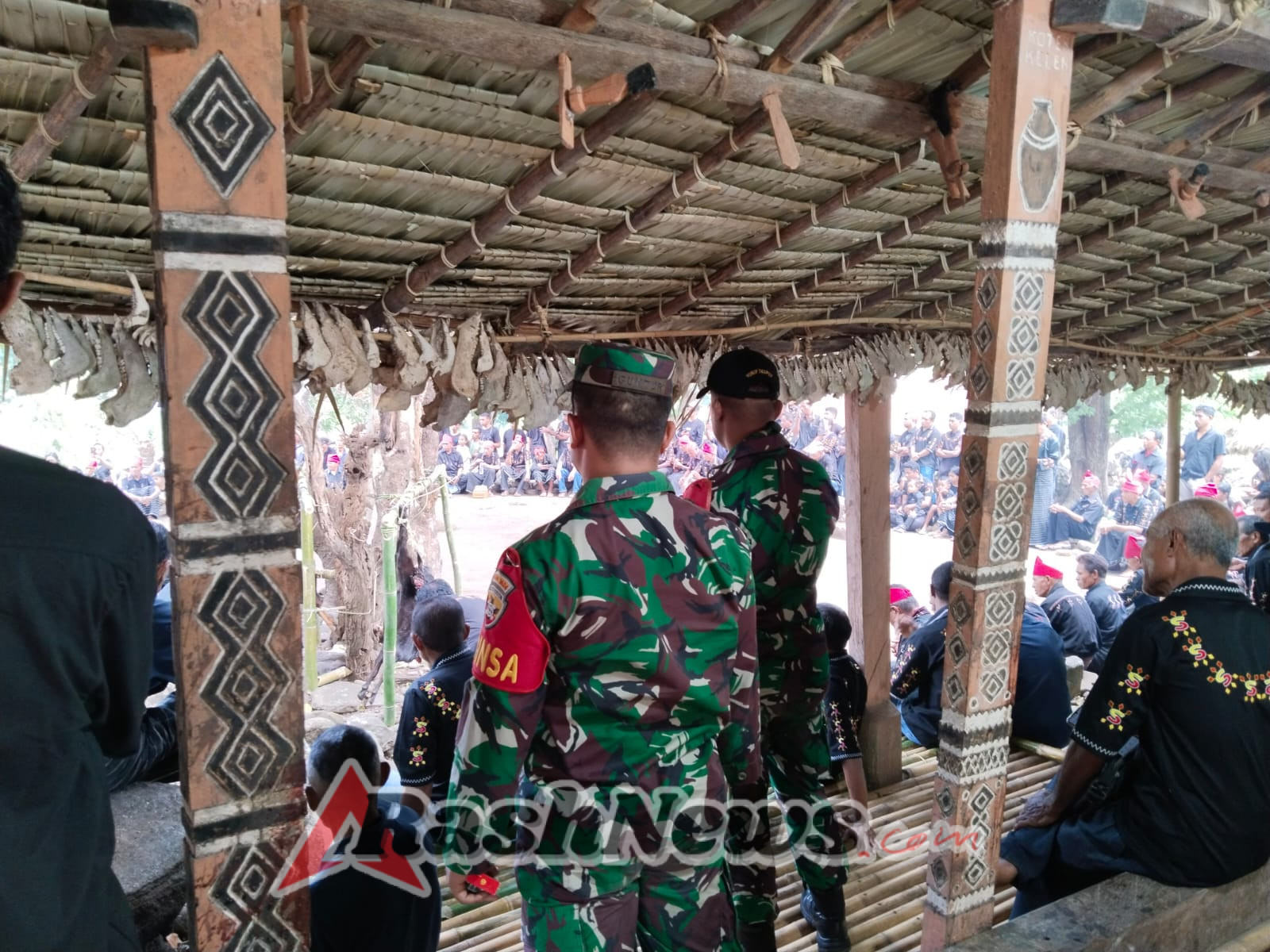 Kebudayaan Lokal Terjaga: Babinsa Koramil 1624-01/Larantuka Hadiri Acara Adat Koke Bale