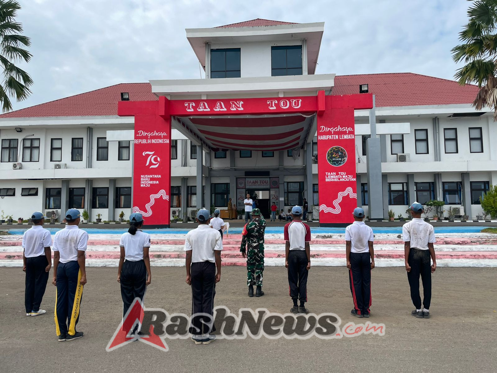 Babinsa Koramil 1624-03/Lewoleba Bantu Persiapan Calon Paskibraka Kabupaten Lembata