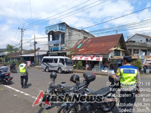 Ciptakan Lalin Lancar dan Aman, Polsek Pupuan Laksanakan Giat Strong Point di Titik Rawan