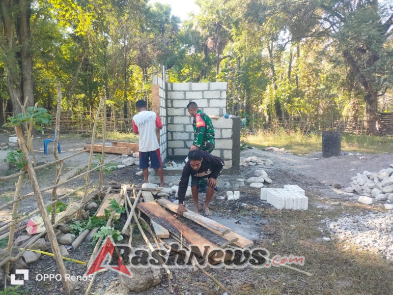 Babinsa Bersinergi dengan Masyarakat Bangun WC Sehat di Desa Tuakele